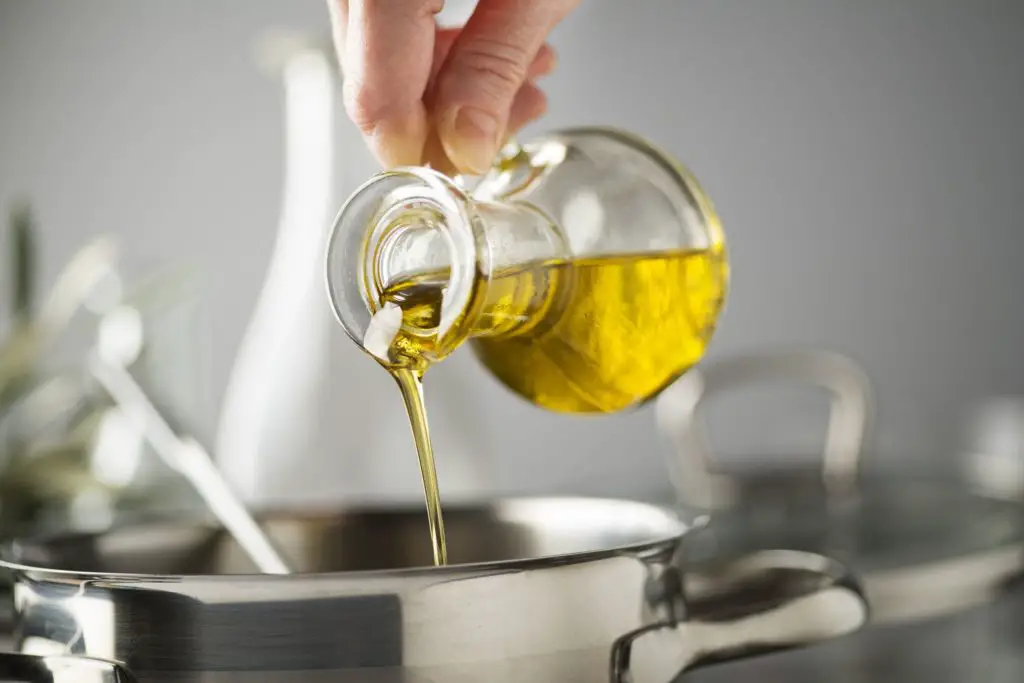 What is the difference between cooking oil and cooking spray? 